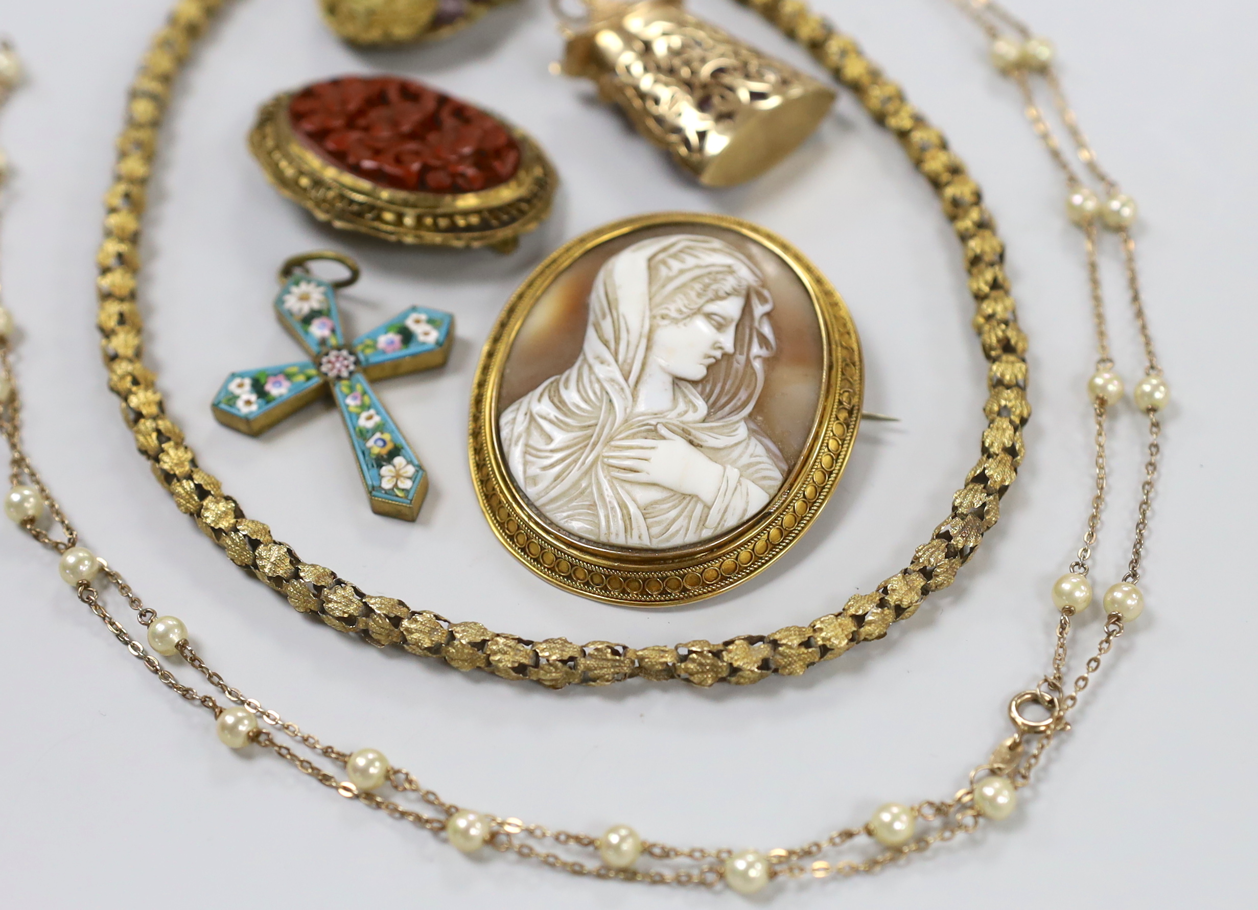 Sundry jewellery including pinchbeck chain and a 9ct gold mounted carved amethyst Buddha pendant, 36mm.